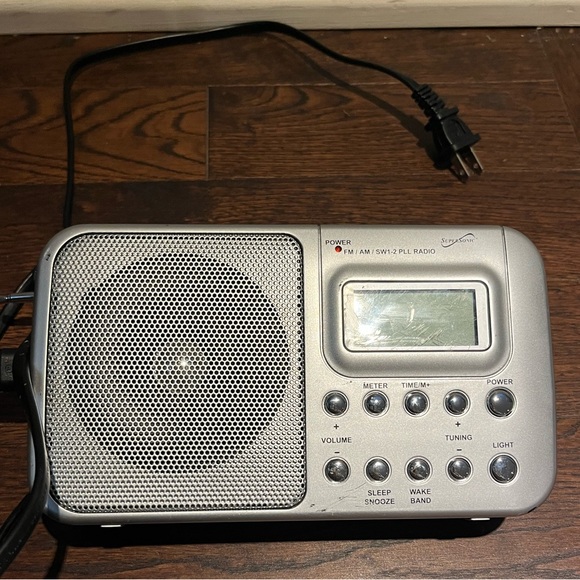 Silver Portable FM/AM Radio - Picture 2 of 11